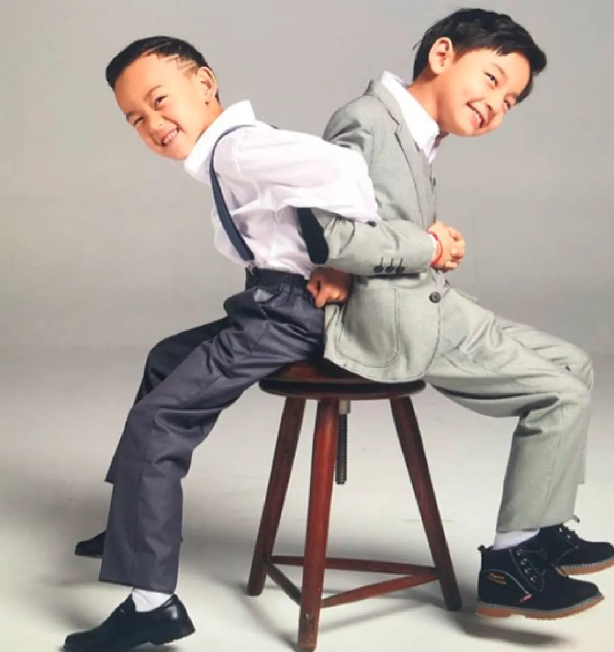 “พลอย ชิดจันทร์” พาลูกทั้ง 4 คน ถ่ายแบบพร้อมสามี บอกได้คำเดียวหน้าตาดีทั้งบ้าน ปังยกทีม