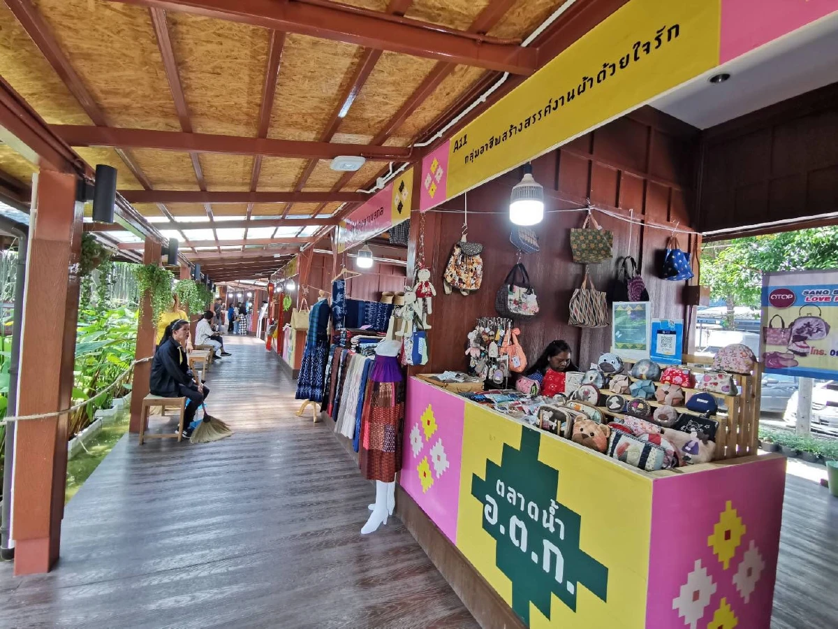 เปิดแล้วอย่างเป็นทางการ “ตลาดน้ำ อ.ต.ก.” เปิดพื้นที่เกษตรกรขายฟรี