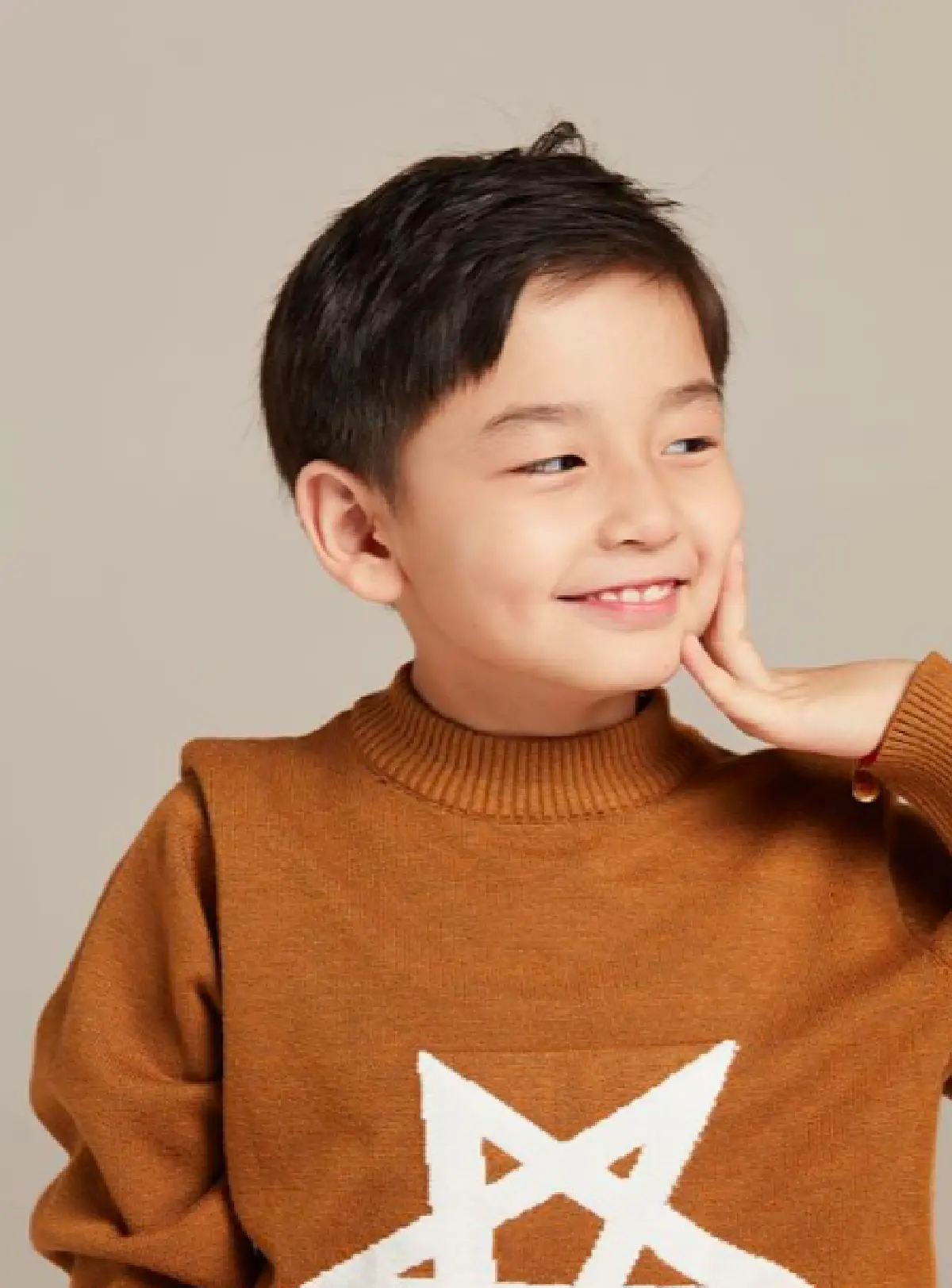 “พลอย ชิดจันทร์” พาลูกทั้ง 4 คน ถ่ายแบบพร้อมสามี บอกได้คำเดียวหน้าตาดีทั้งบ้าน ปังยกทีม