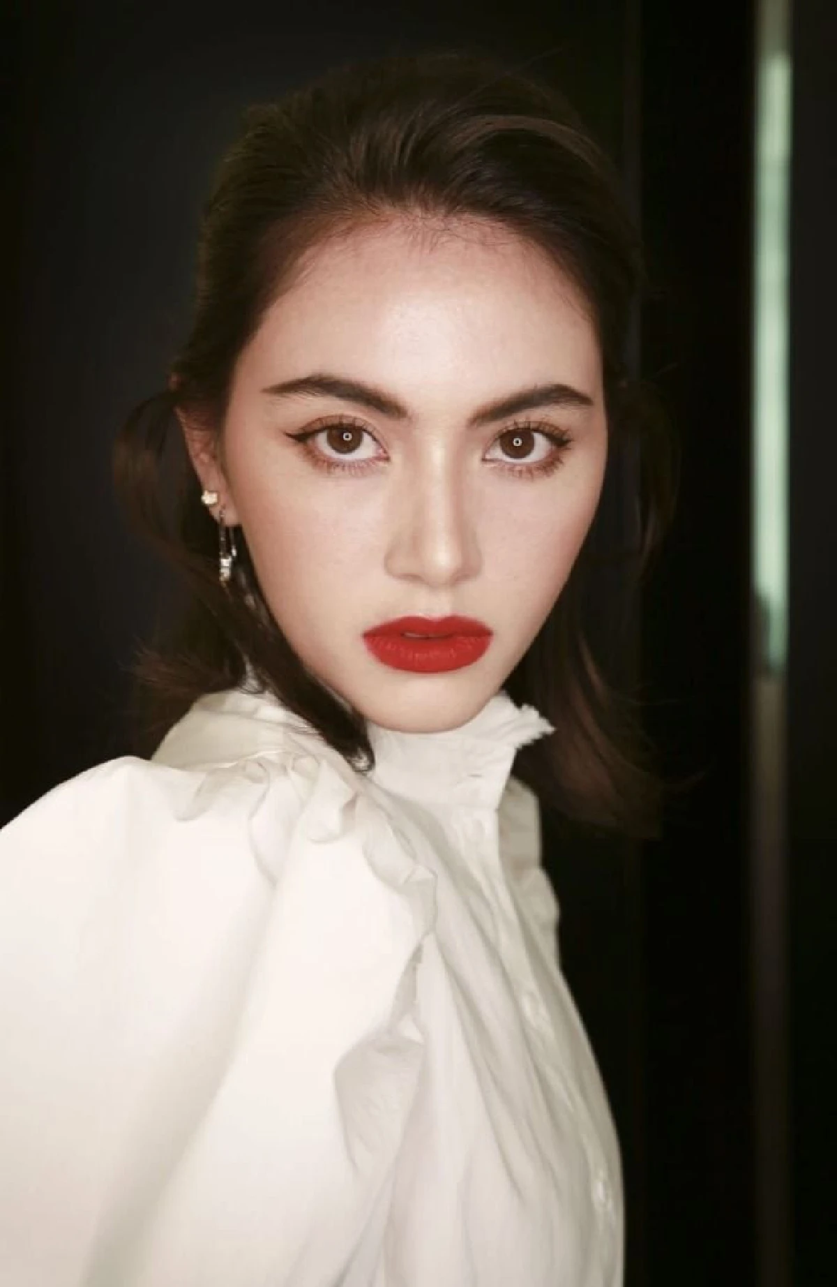 ใหม่ ดาวิกา กระทบไหล่นางแบบชื่อดังระดับโลก จีจี้ ฮาดิด ที่ฝรั่งเศส  (คลิป)