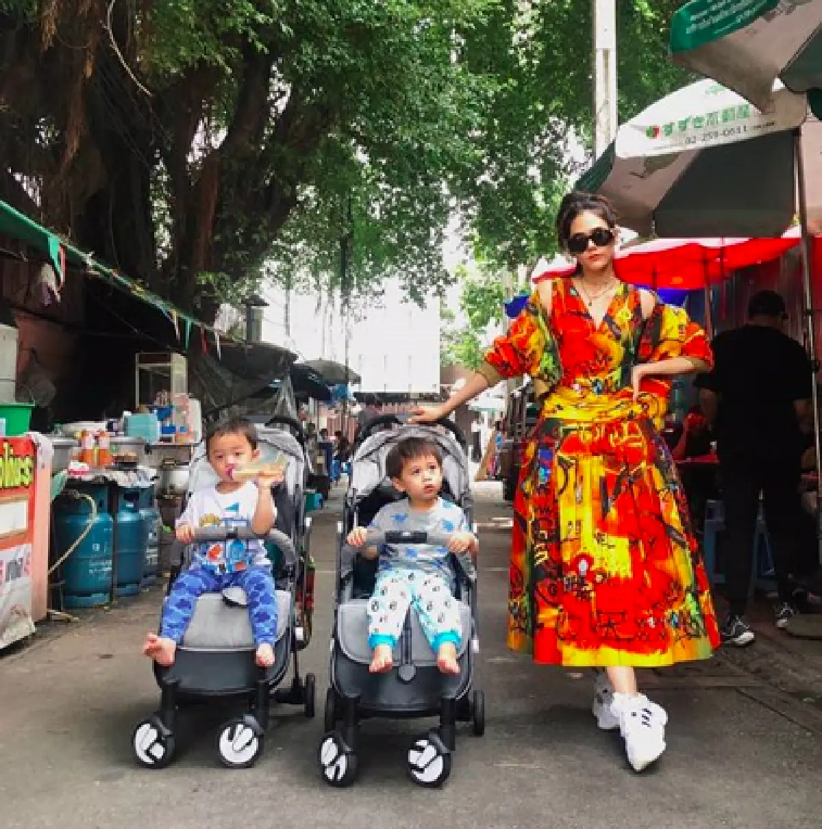 แม่ทำได้! "ชมพู่" พาลูกแฝด “สายฟ้า-พายุ” บินข้ามน้ำข้ามทะเล ไปเช็คอินอเมริกา