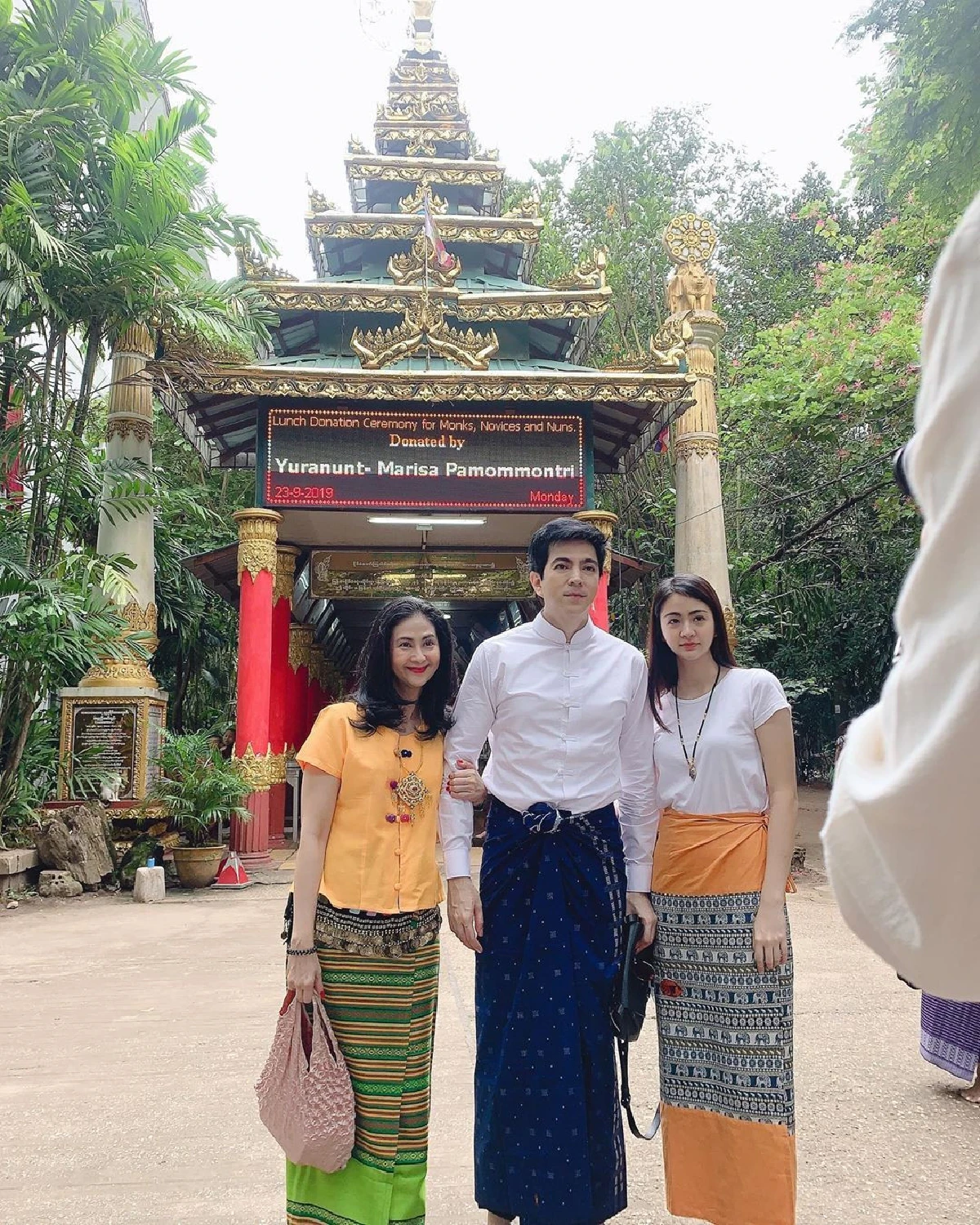 "แซม ยุรนันท์” พาภรรยาและลูกสาวถวายภัตตาหารเพลพระสงฆ์-สามเณร-แม่ชี ที่พม่า