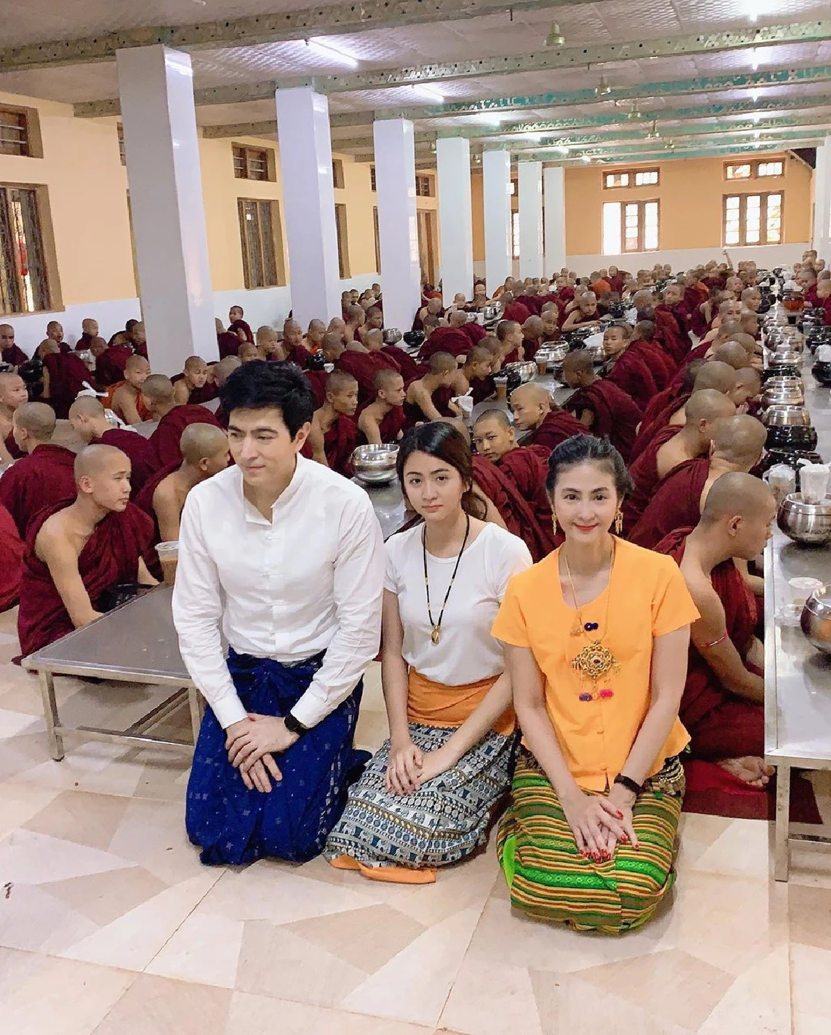 "แซม ยุรนันท์” พาภรรยาและลูกสาวถวายภัตตาหารเพลพระสงฆ์-สามเณร-แม่ชี ที่พม่า