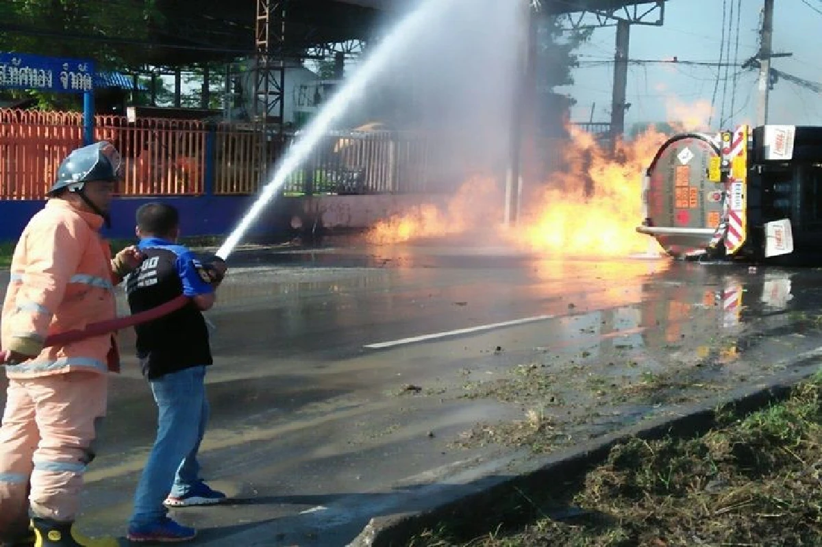 ระทึก!รถบรรทุกเอทานอล 42,000ลิตร พลิกคว่ำไฟลุกท่วม คนขับรอดตายหวุดหวิด