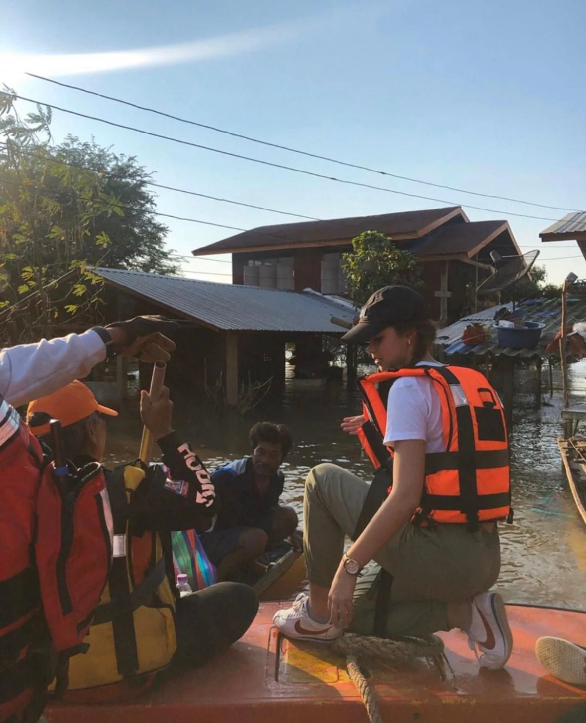 แพทริเซีย ขอพักดราม่า! ลงพื้นที่ลุยน้ำท่วมช่วยชาวบ้านที่อุบลฯ