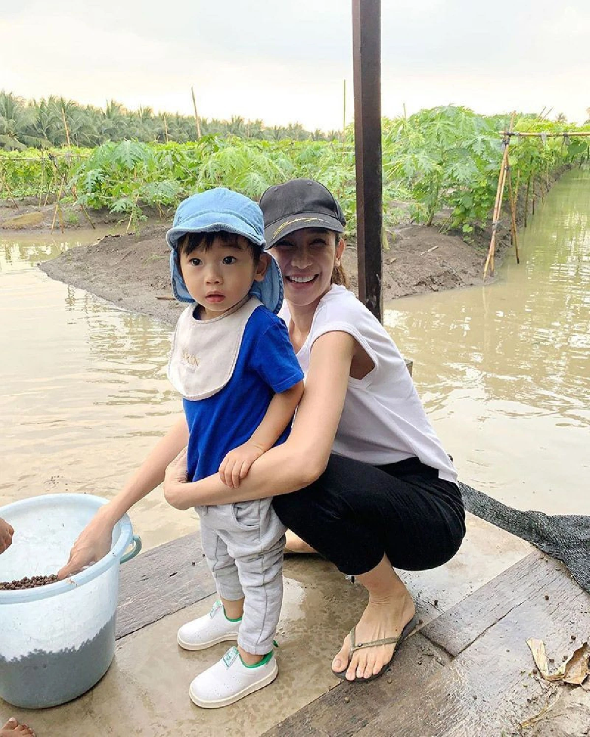 ส่องภาพชีวิตเรียบง่าย เนย โชติกา ลุยทำสวนปลูกผักผลไม้ปลอดสารพิษไว้ทานเอง