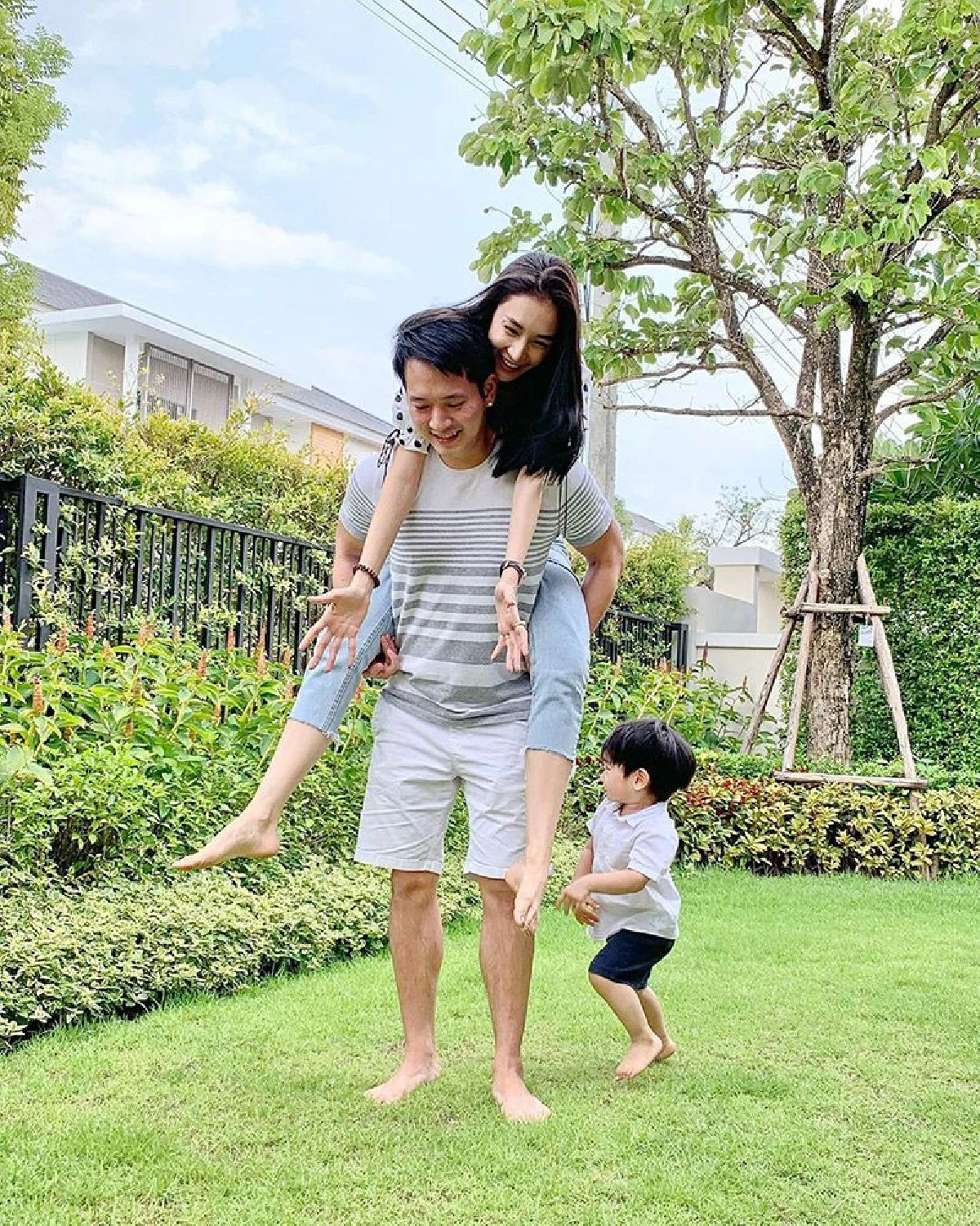 ส่องภาพชีวิตเรียบง่าย เนย โชติกา ลุยทำสวนปลูกผักผลไม้ปลอดสารพิษไว้ทานเอง