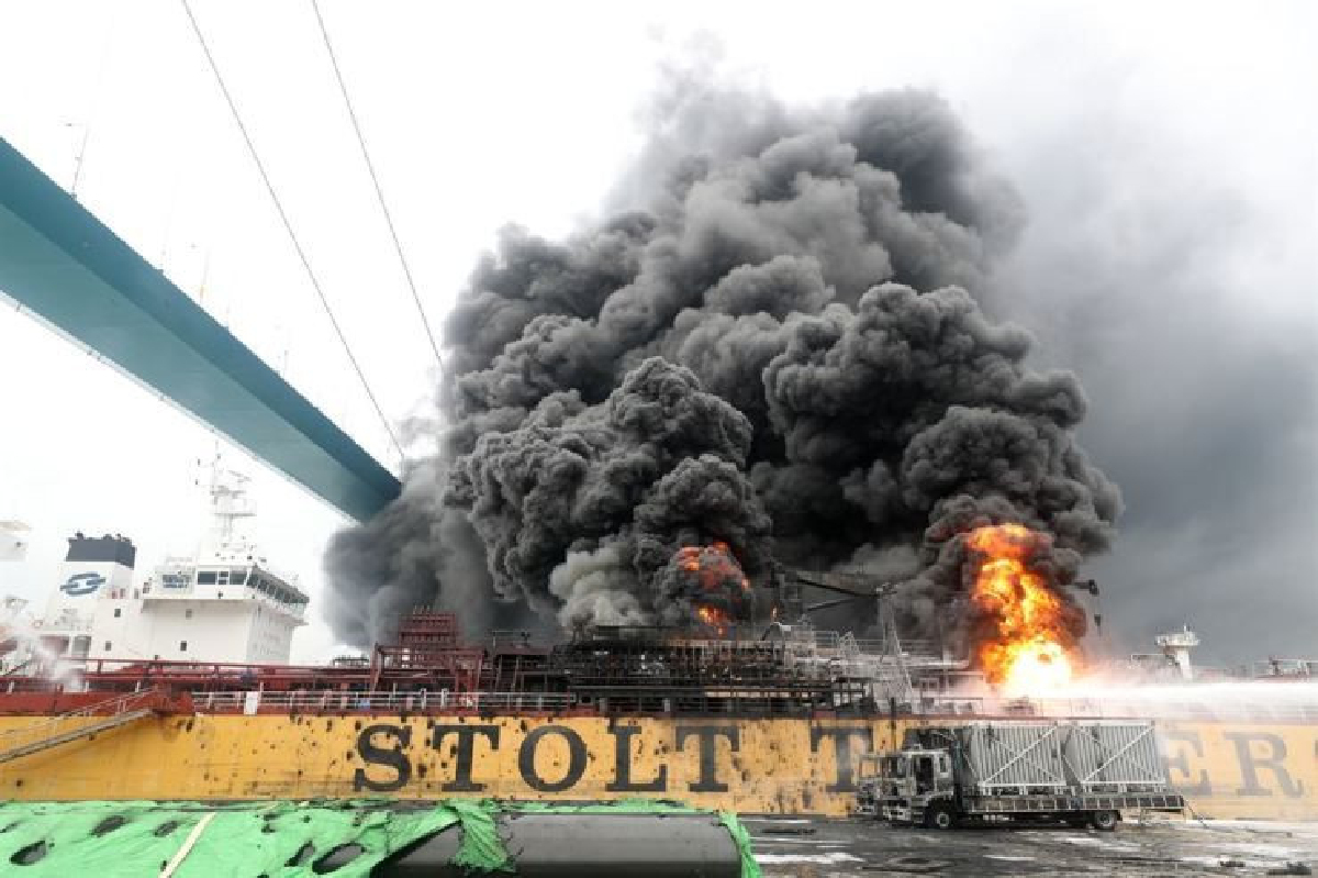 ไฟไหม้เรือบรรทุกน้ำมัน 2 ลำกลางท่าเรือเกาหลีใต้ ไฟไหม้เรือบรรทุกน้ำมัน 2 ลำกลางท่าเรือเกาหลีใต้