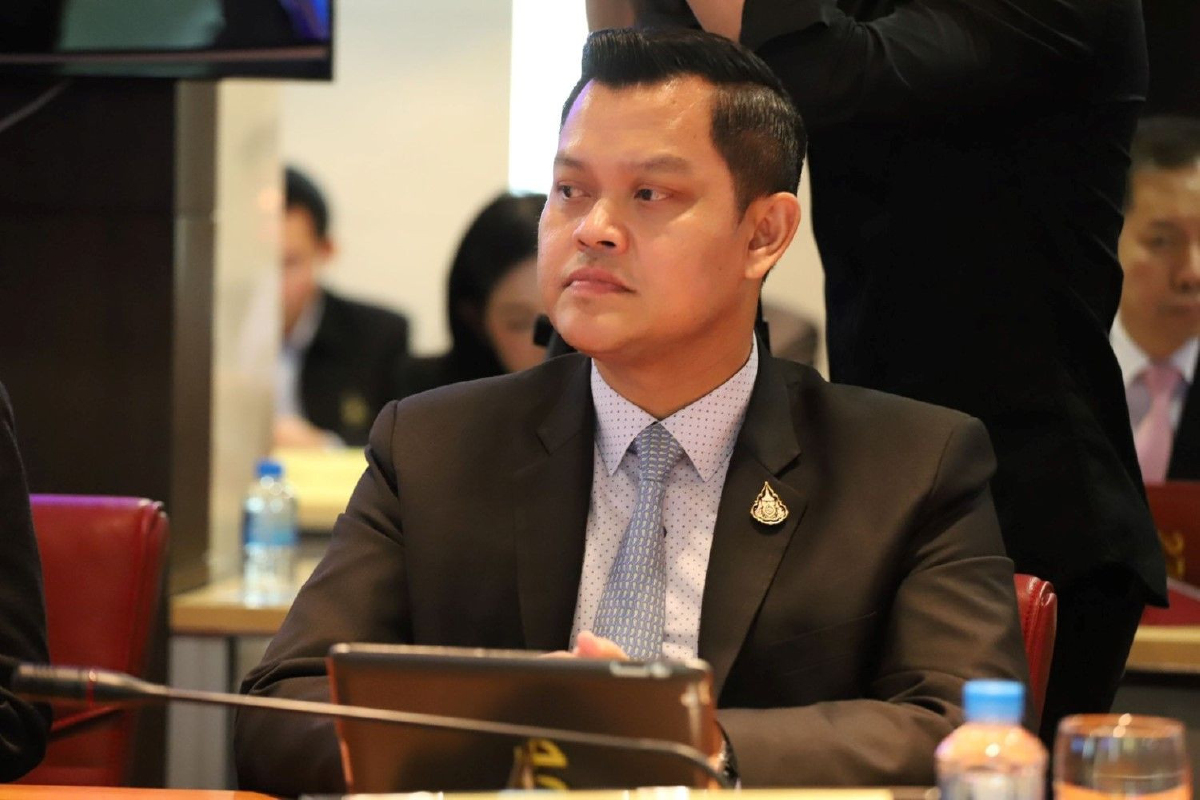 พปชร.ข้องใจ "ธนาธร" จ้างล็อบบี้ยิสต์ส่อพิรุธ พปชร.ข้องใจ "ธนาธร" จ้างล็อบบี้ยิสต์ส่อพิรุธ