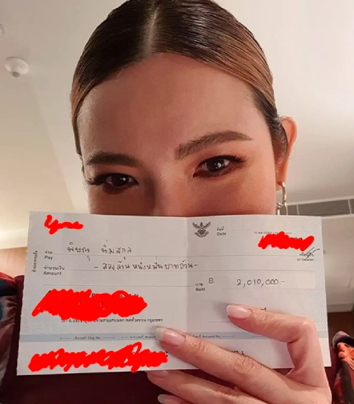 “ต้นหอม” มอบเช็ค 2 ล้านให้ “บอย พิษณุ” เป็นของขวัญวันแต่งงาน หลังติดเงินฝ่ายชายอยู่