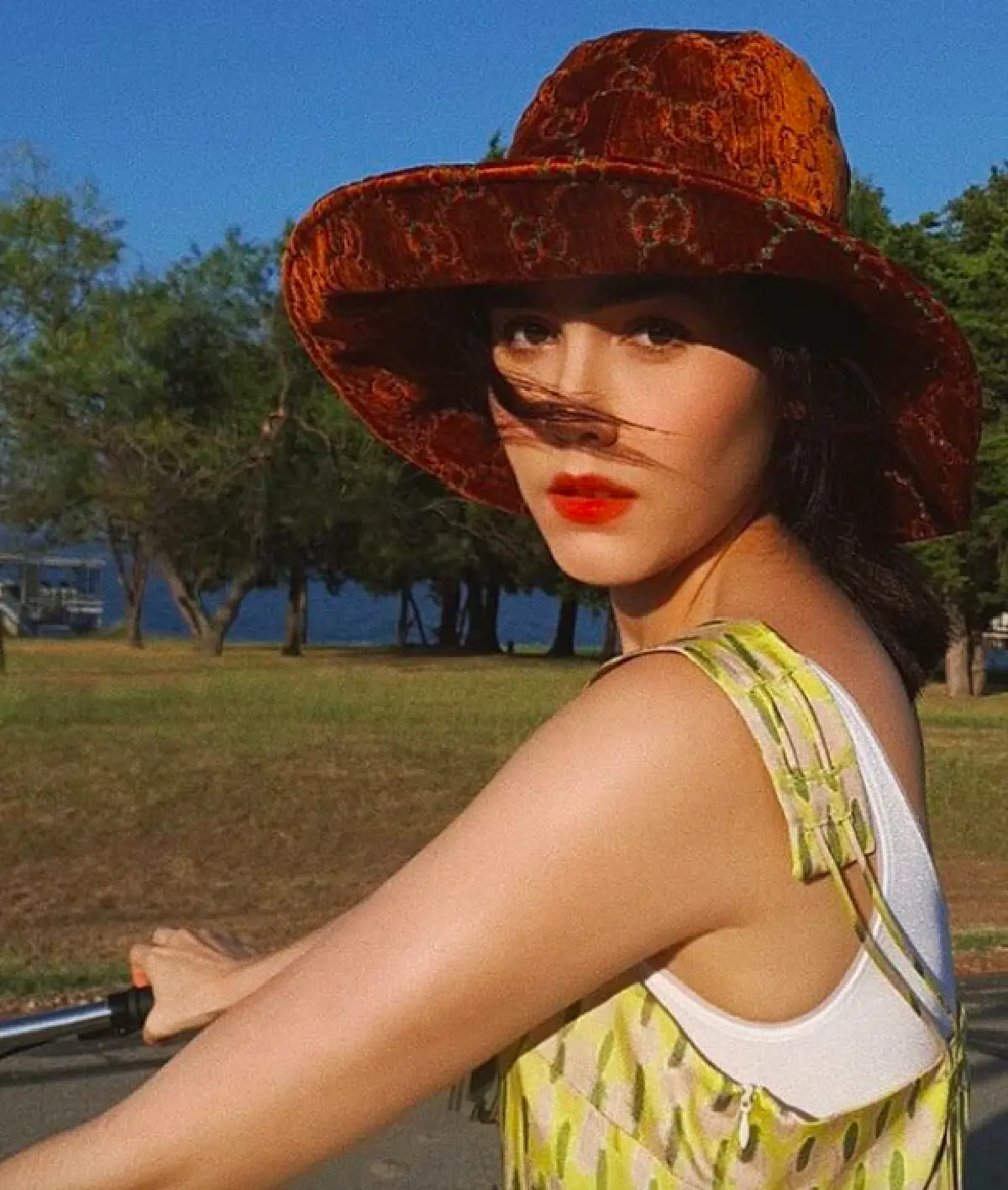 แม่ไม่ธรรมดาเลย “ชมพู่ อารยา” ยืนอวดหุ่นสวยในชุดว่ายน้ำ สะกดทุกสายตาจริงๆ