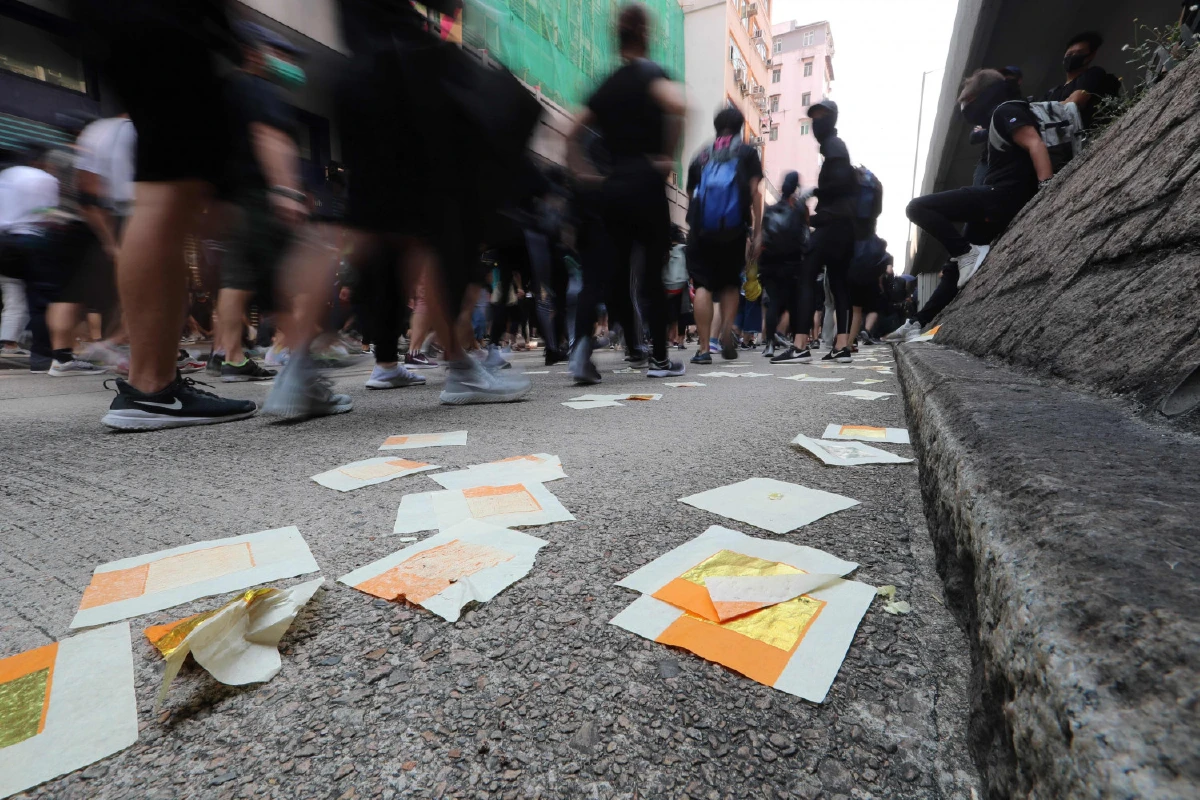 ฮ่องกงไว้อาลัยวันชาติจีน ม็อบชนม็อบต้านคำสั่งห้ามชุมนุม