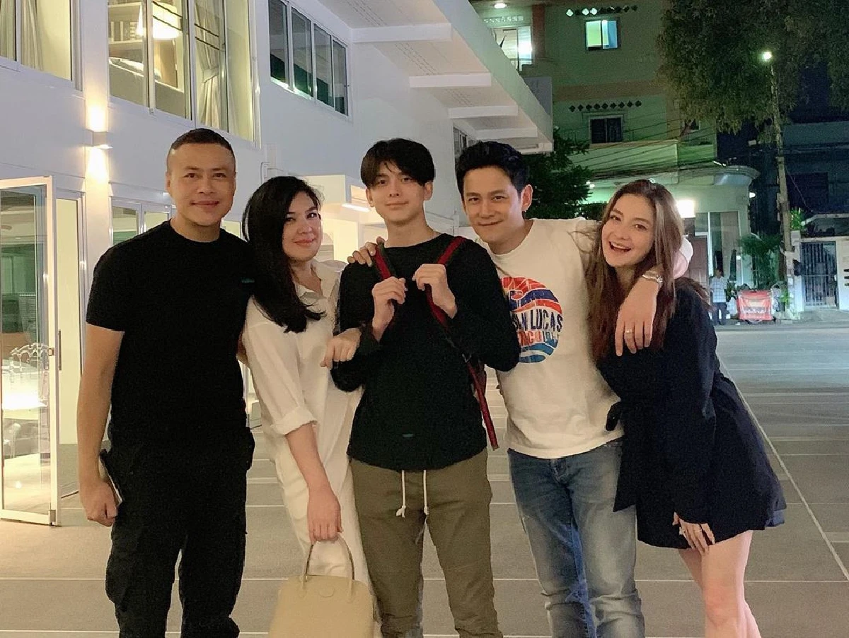 ฟลุค เกริกพล ลงรูปครอบครัวอบอุ่น โบ ชญาดา-น้องอชิ นานๆได้ถ่ายด้วยกัน