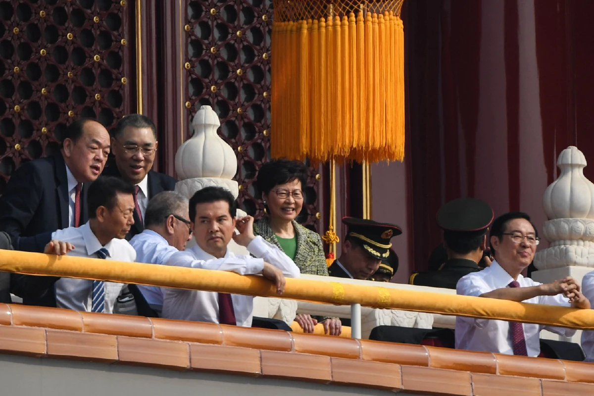 แคร์รี่ หลั่มยิ้มร่าโผล่งานฉลอง70ปีที่ปักกิ่ง ปล่อยฮ่องกงเละเป็นโจ๊ก