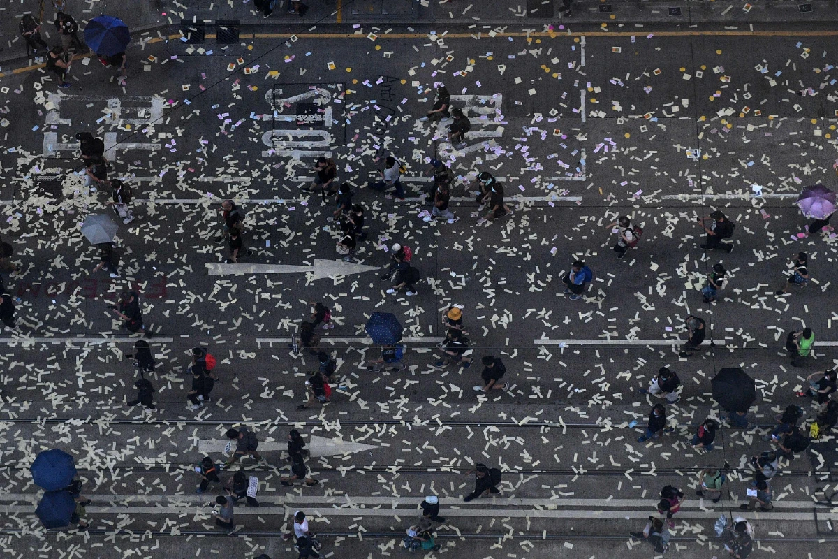 ฮ่องกงไว้อาลัยวันชาติจีน ม็อบชนม็อบต้านคำสั่งห้ามชุมนุม