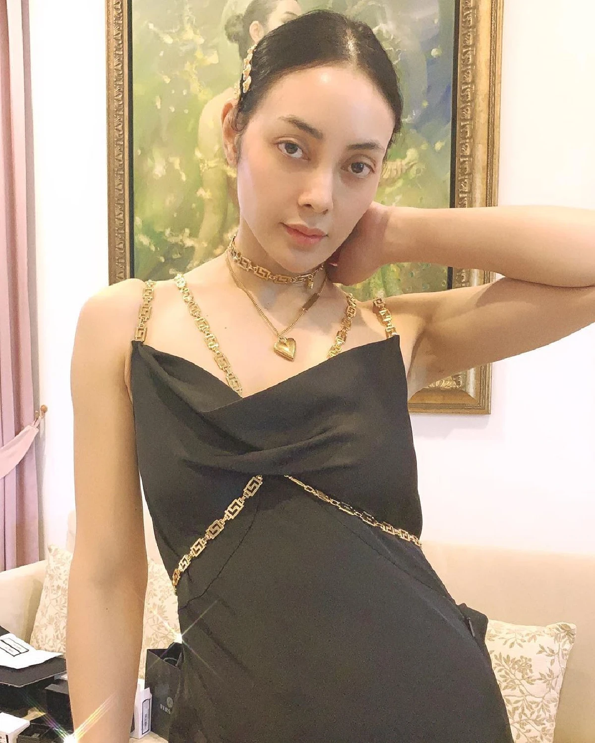 เริ่ดมากแม่! ห้องเสื้อแบรนด์หรู Versace ขนชุดมาให้ “ตั๊ก บงกช” ฟิตติ้งถึงที่บ้าน