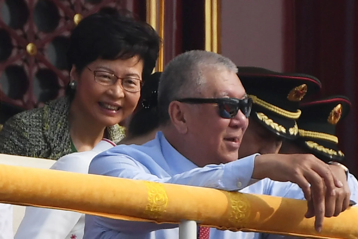 แคร์รี่ หลั่มยิ้มร่าโผล่งานฉลอง70ปีที่ปักกิ่ง ปล่อยฮ่องกงเละเป็นโจ๊ก