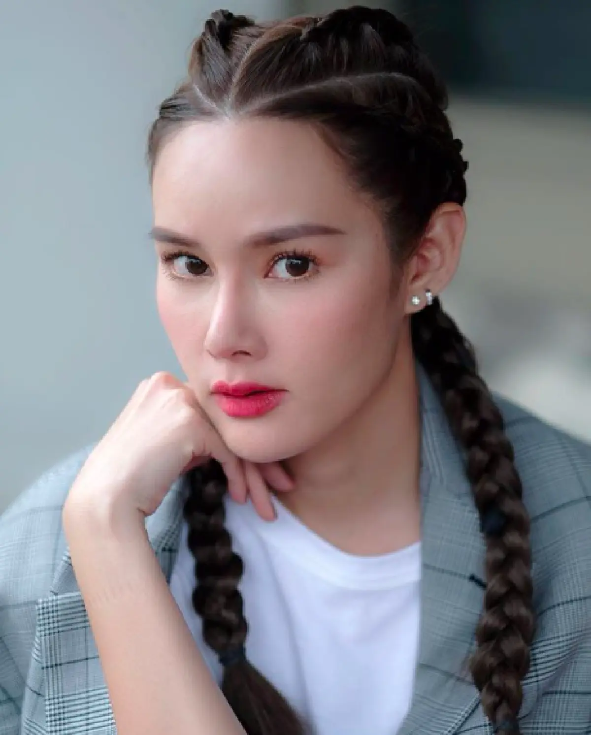 "หญิง รฐา” สวยหรูมาก แถมยังได้กระทบไหล่ "แองเจลิน่า โจลี” ในงานเปิดตัวหนังระดับโลก