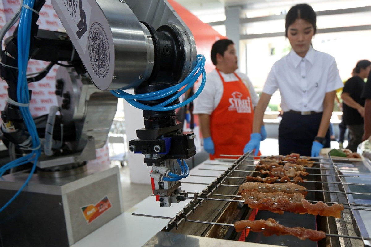 สจล.โชว์ยกระดับสตรีทฟู้ด โชว์นวัตกรรมหุ่นขายหมูปิ้ง-เตาลดควัน สจล.โชว์ยกระดับสตรีทฟู้ด โชว์นวัตกรรมหุ่นขายหมูปิ้ง-เตาลดควัน
