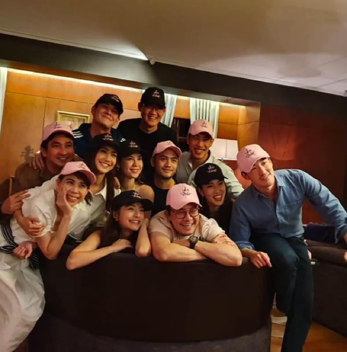 "มิว นิษฐา” สุดเซอร์ไพรส์ หลังแก๊งเพื่อนสนิทจัดปาร์ตี้วันเกิดย้อนหลังให้