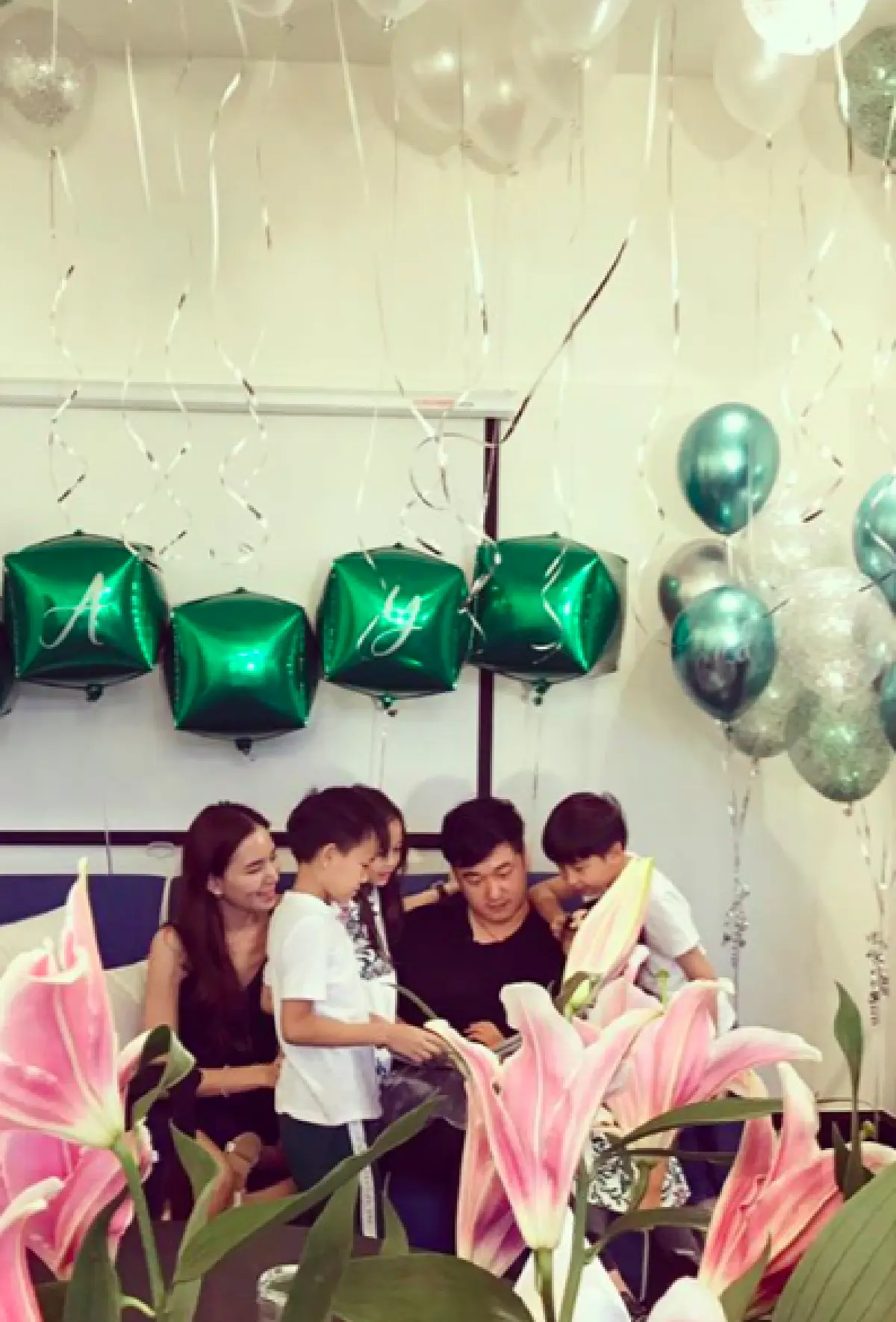 “พลอย ชิดจันทร์” แท็กทีมลูกทั้ง 4 จัดปาร์ตี้เซอร์ไพรส์วันเกิดคุณพ่อ “เคน ฮุง” อย่างอบอุ่น
