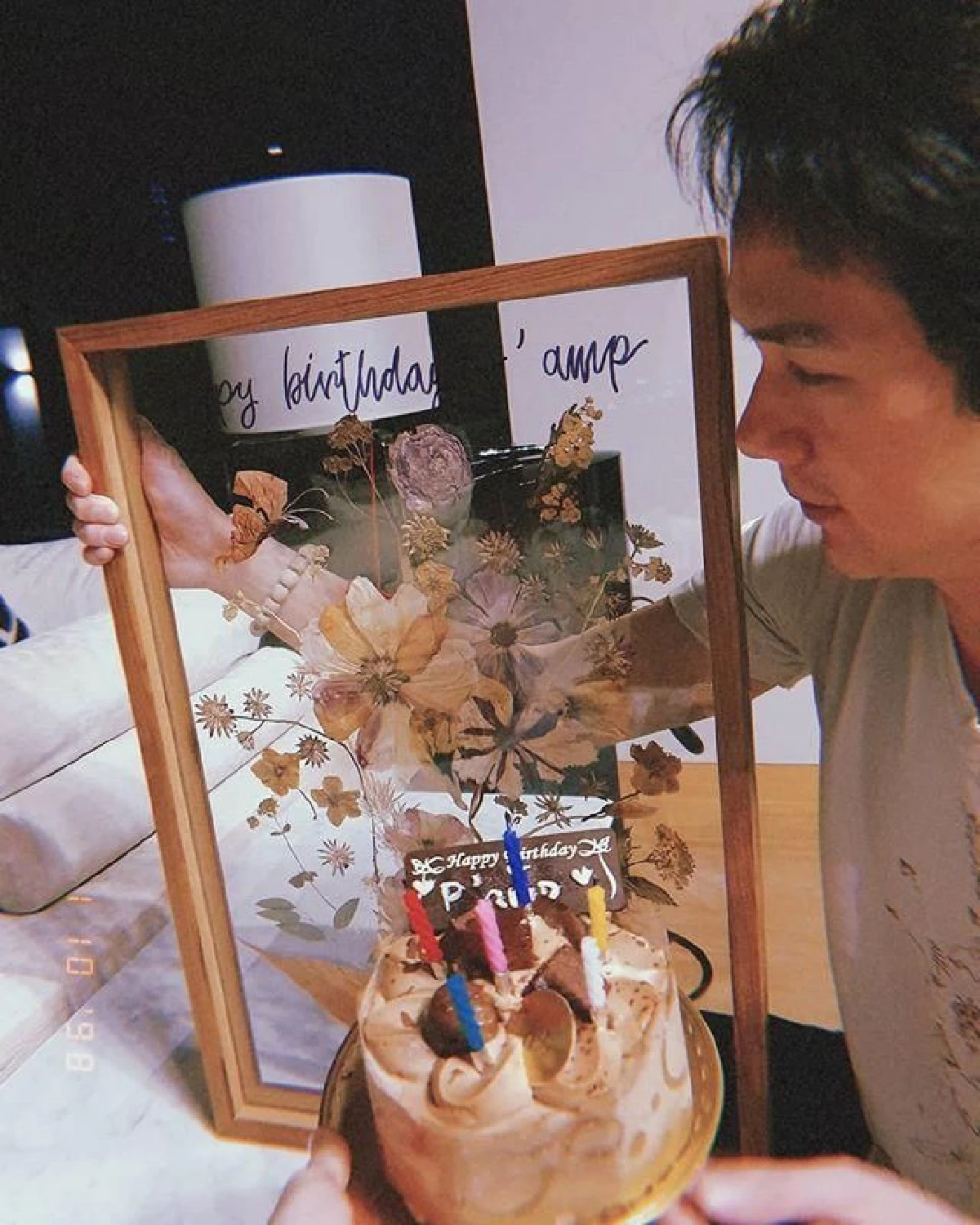 ออม สุชาร์ ยกเค้กเซอร์ไพรส์วันเกิด แอมป์ พิธาน ให้ของขวัญชิ้นแรกตอนเที่ยงคืน