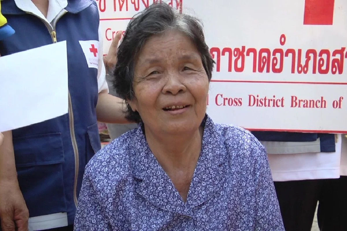 ไม่ทิ้งกัน!คนสกลนครบริจาคเงินสิ่งของช่วยครอบครัวไฟไหม้ได้เงินกว่าแสนบาท