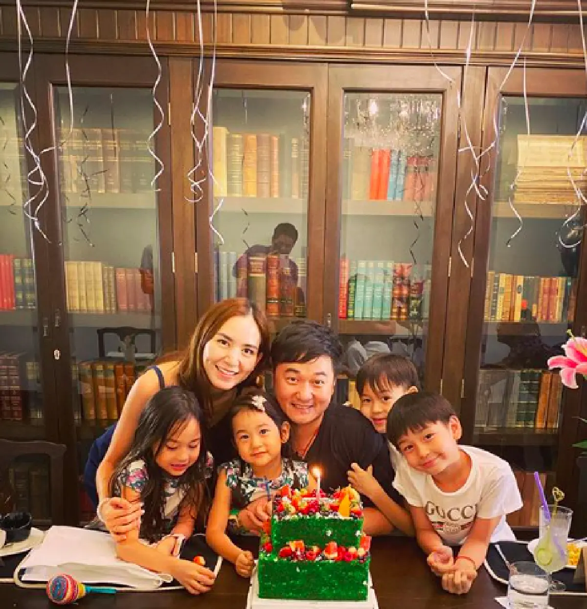 “พลอย ชิดจันทร์” แท็กทีมลูกทั้ง 4 จัดปาร์ตี้เซอร์ไพรส์วันเกิดคุณพ่อ “เคน ฮุง” อย่างอบอุ่น