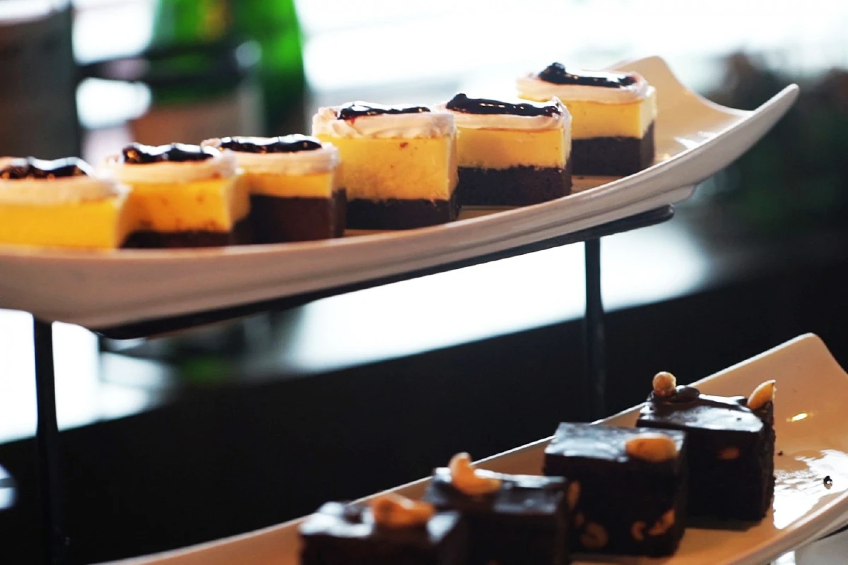 บุฟเฟ่ต์มื้อกลางวันสุดหรู ดูวิวแบบพาโนรามา ที่ Medinii Italian Restaurant