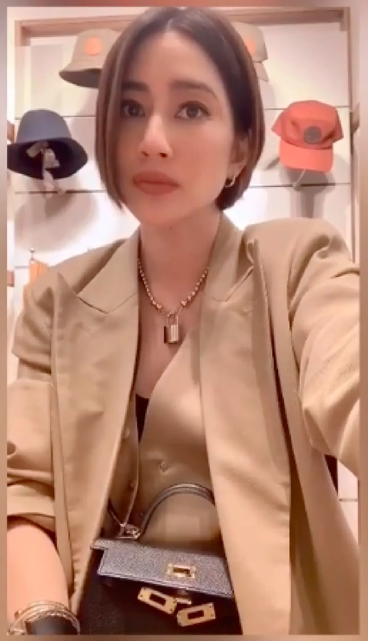 “เจี๊ยบ โสภิตนภา” เปลี่ยนลุคจากผมซอยสั้น มาเป็นผมบ๊อบตรง ที่ทำให้ดูหน้าเด็กขึ้นไปอีก