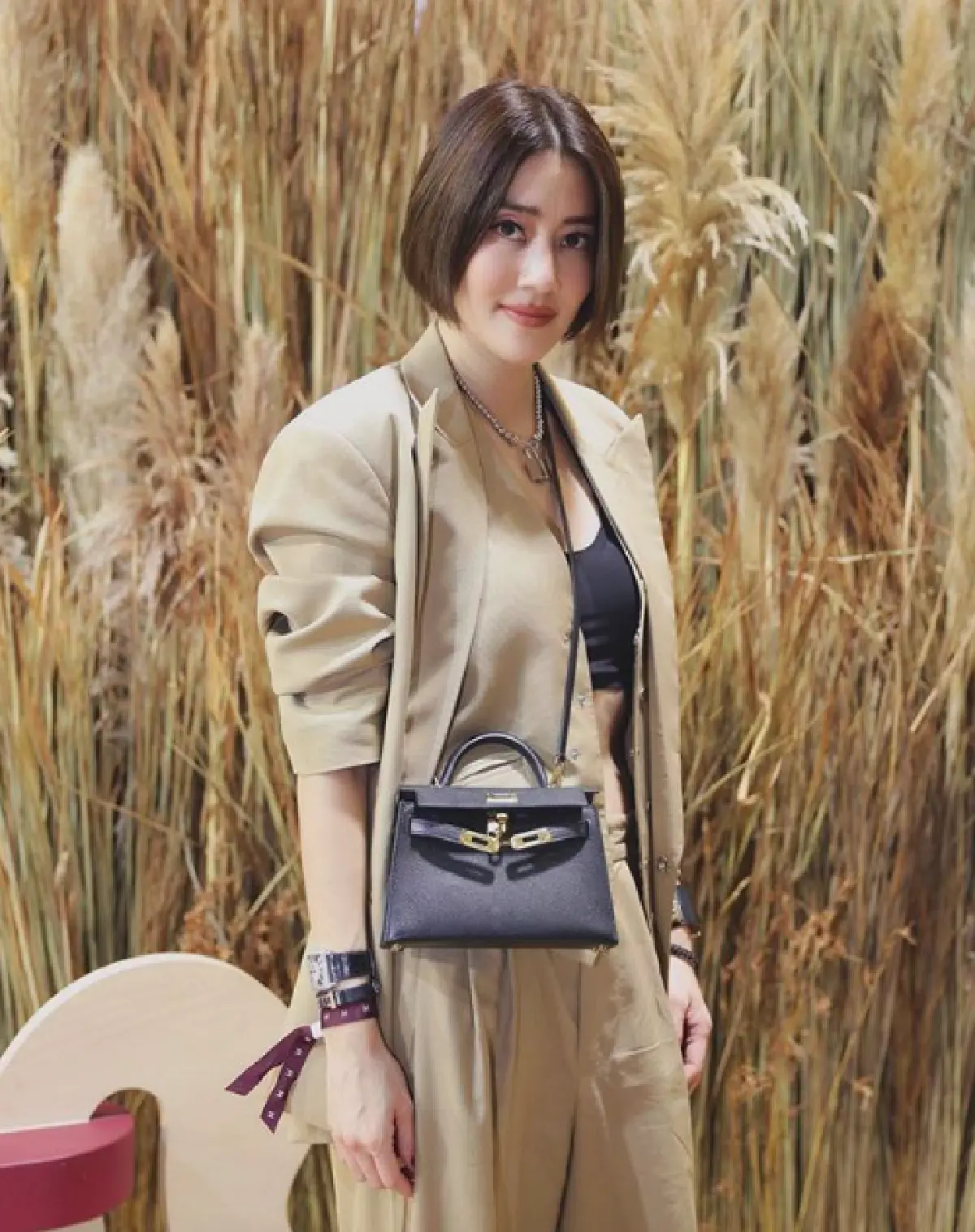 “เจี๊ยบ โสภิตนภา” เปลี่ยนลุคจากผมซอยสั้น มาเป็นผมบ๊อบตรง ที่ทำให้ดูหน้าเด็กขึ้นไปอีก