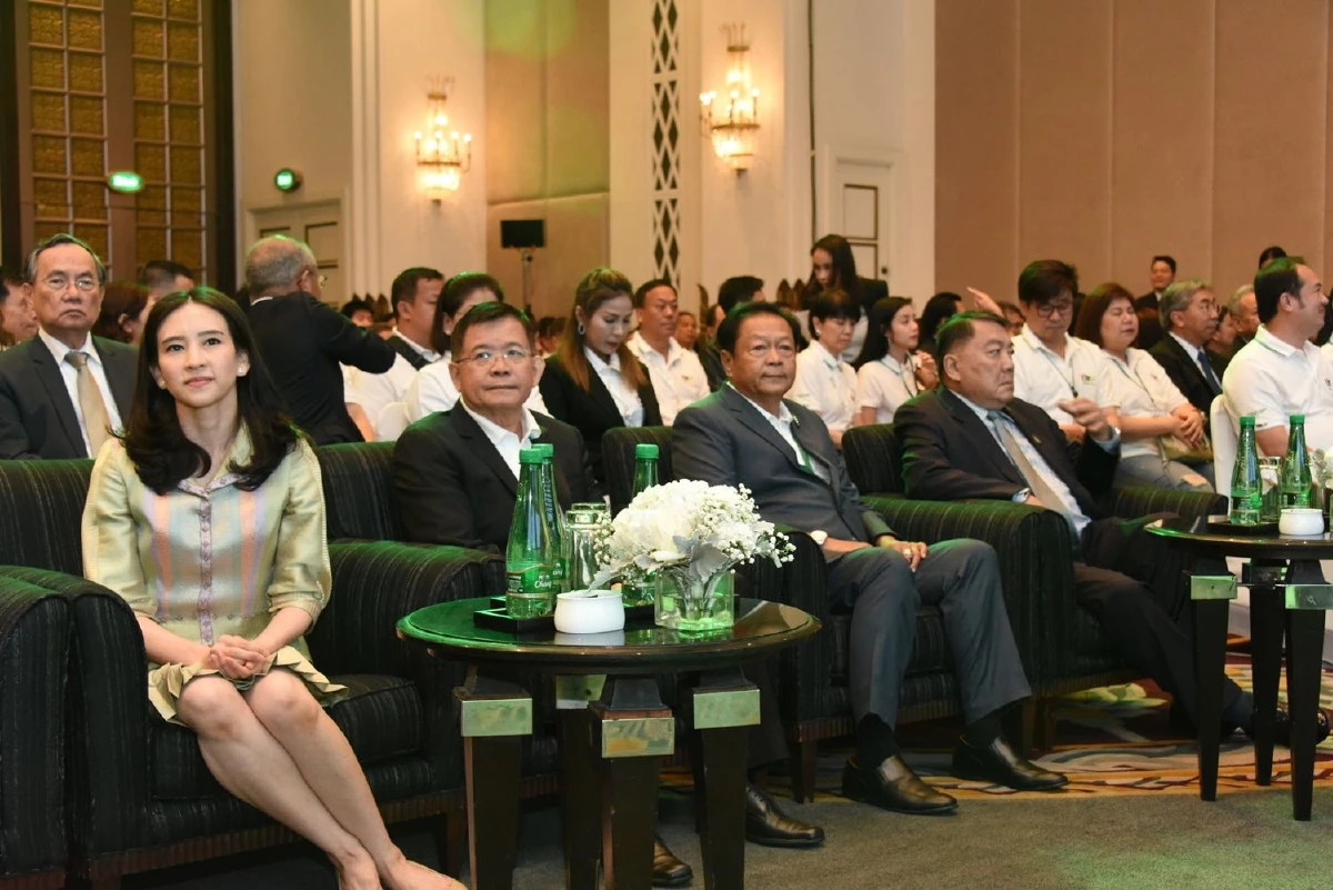 มท.1 รับมอบผ้าห่ม 2 แสนผืนนำไปมอบให้ผู้ประสบภัยหนาวในภาคอีสาน-เหนือ