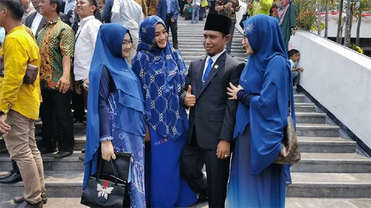 ส.ส.อินโดฯ เปิดตัวภรรยาสามคนออกสื่อวันรับตำแหน่ง