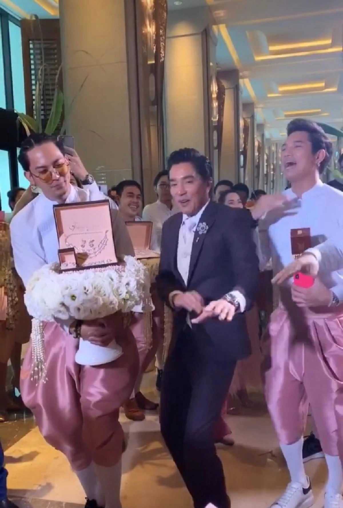 แต่งแล้ววันนี้! ดีเจแมน แห่ขันหมากสู่ขอ ใบเตย อาร์สยาม สุดชื่นมื่น