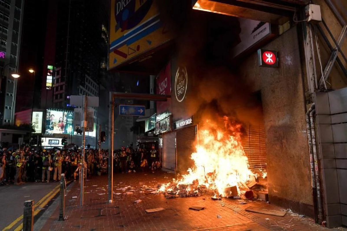 ฮ่องกงเดือดหนักหลังงัดกฎหมายฉุกเฉิน ตำรวจใช้กระสุนยิงม็อบเจ็บเป็นรายที่ 2