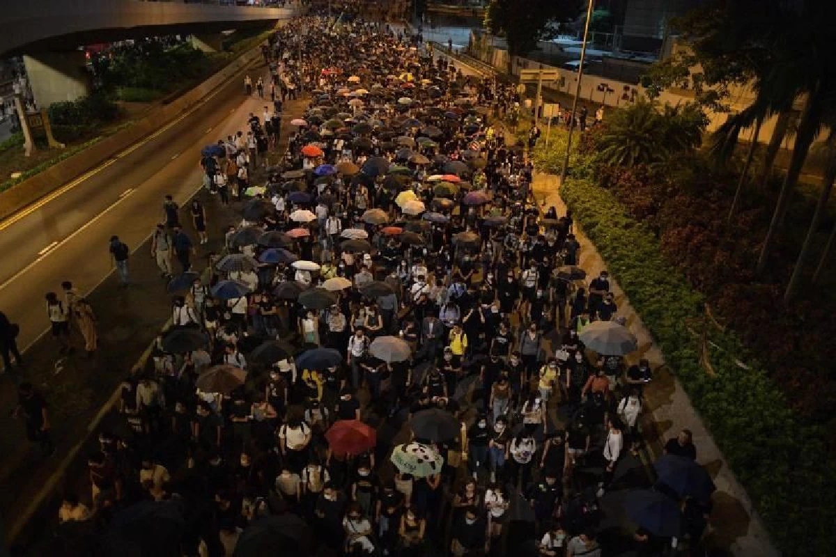 ฮ่องกงเดือดหนักหลังงัดกฎหมายฉุกเฉิน ตำรวจใช้กระสุนยิงม็อบเจ็บเป็นรายที่ 2