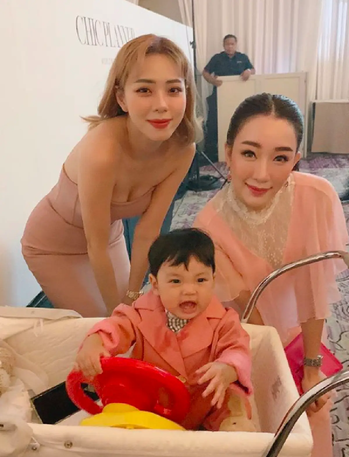 เก็บตกภาพคนบันเทิงร่วมเป็นสักขีพยานงานแต่ง “ดีเจแมน-ใบเตย”