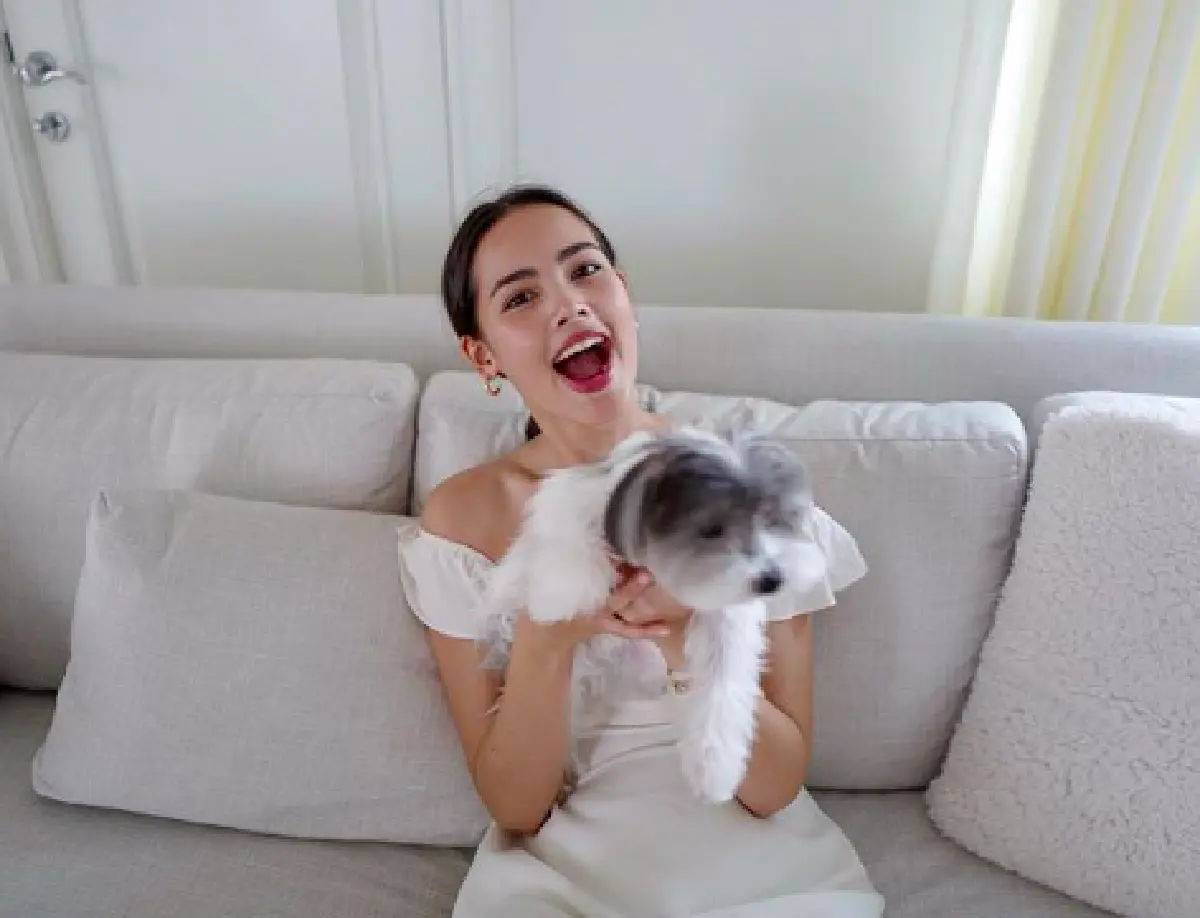 ดีต่อใจอีกแล้ว “อั้ม-ญาญ่า” บังเอิญเจอกันอีกแล้ว แถมสลับกันอุ้มน้องหมา