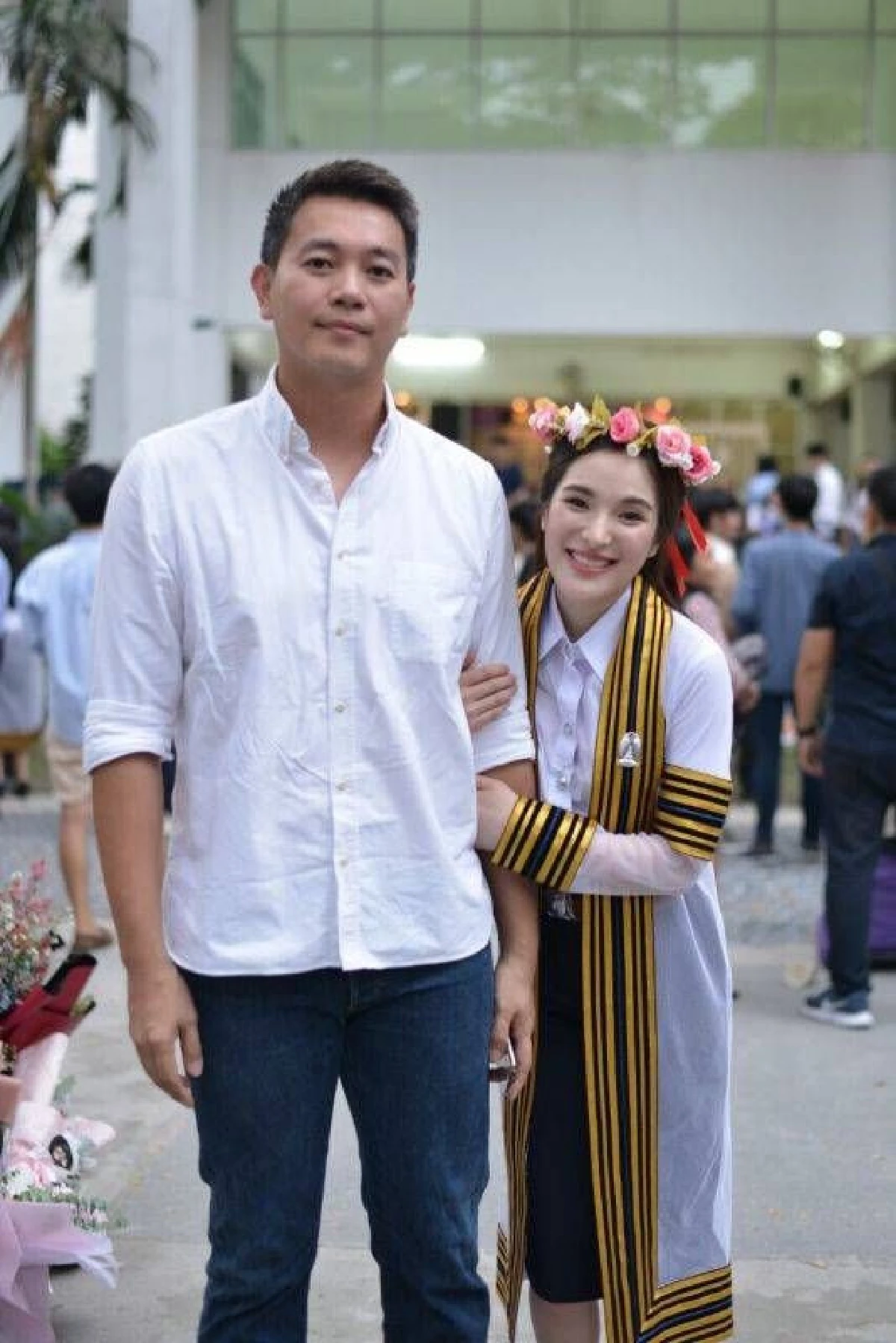 “ปันปัน” สุดแฮปปี้! แฟนหนุ่มรุ่นพี่หอบช่อดอกไม้มาร่วมยินดี พร้อมเผยภาพคู่ครั้งแรก