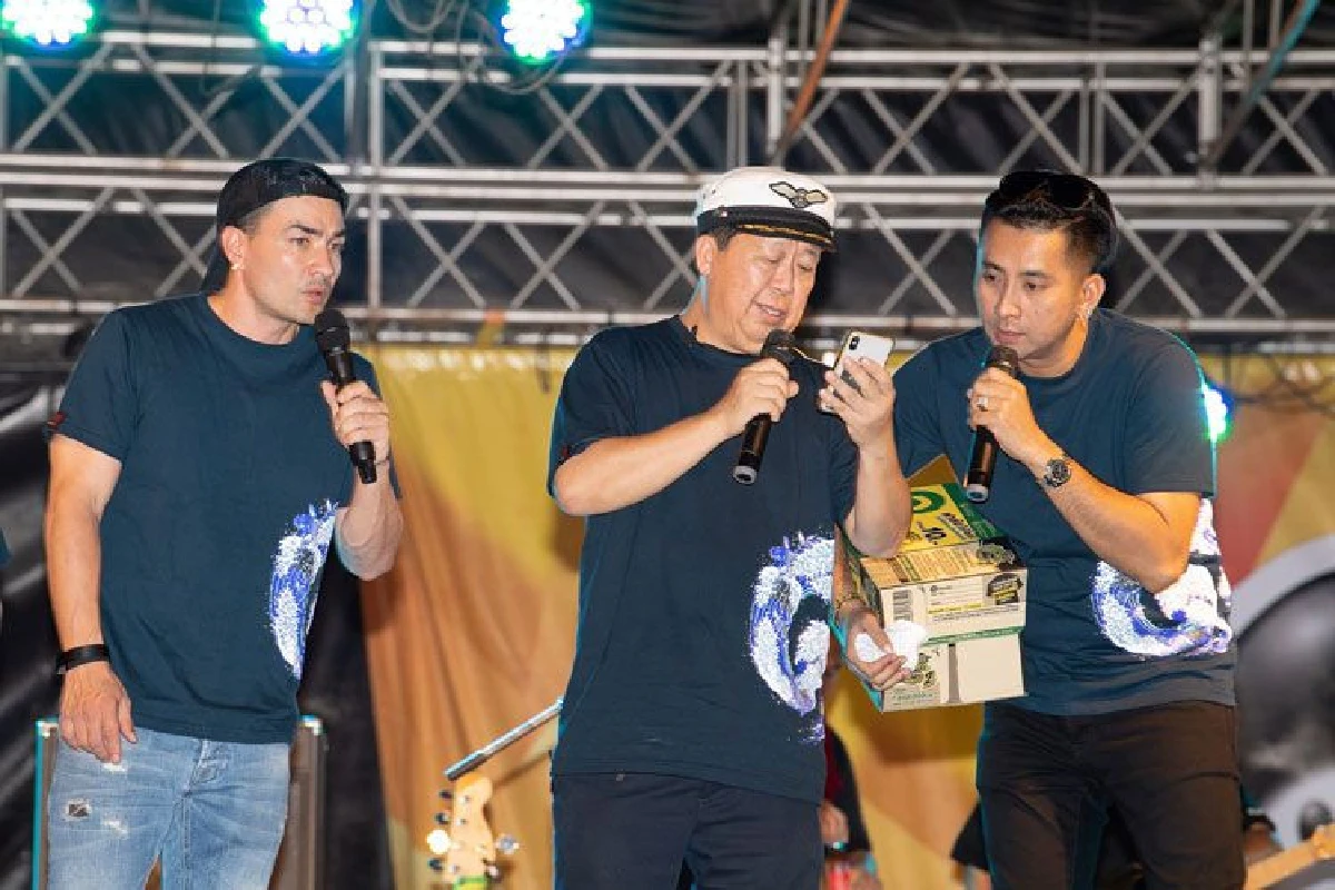 แจกจริงถึงที่กับ “อิชิตัน ยกลัง ลุ้นรถ รวยทอง ภาค 2”!!  “บอล-ตั๊ก” ชวน “คุณตัน” บุกตลาดนัดนินจา อมตะ ชลบุรี  มอบโตโยต้า ฟอร์จูนเนอร์ ให้ผู้โชคดี!!