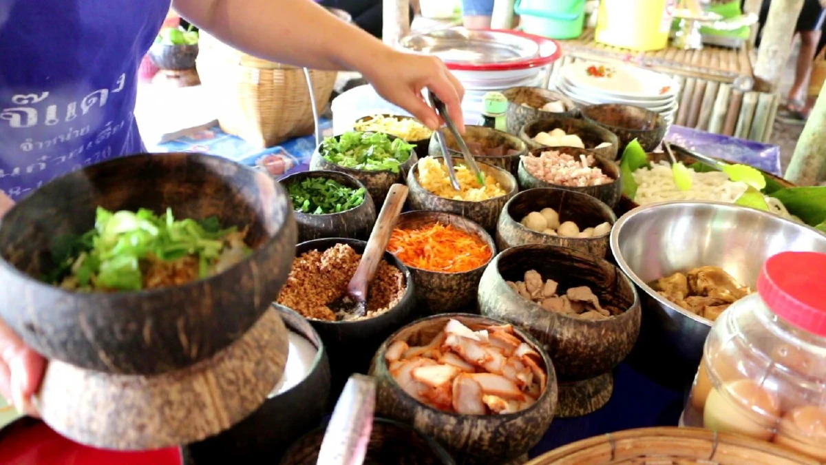 ชวนร่วมทำบุญพระสงฆ์พายเรือบิณฑบาตในตลาดน้ำริเวอร์ไซด์ดงกลาง