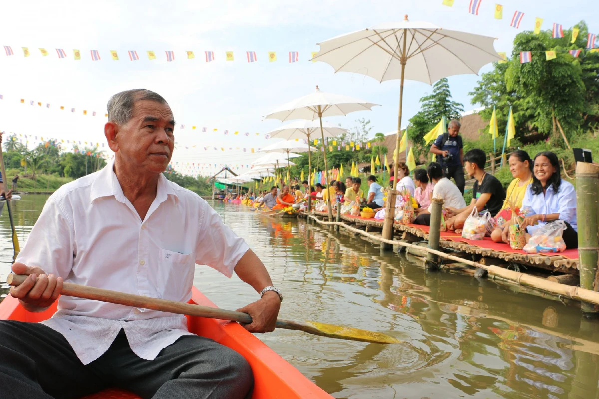 ชวนร่วมทำบุญพระสงฆ์พายเรือบิณฑบาตในตลาดน้ำริเวอร์ไซด์ดงกลาง