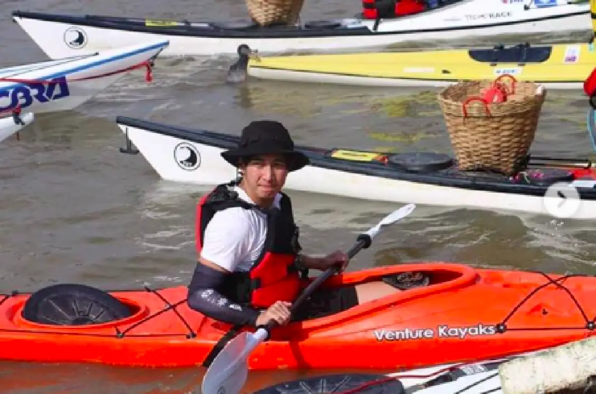 "โตโน่” หล่อรักษ์โลก! พายเรือคายัคเก็บขยะในแม่น้ำเจ้าพระยากว่า 20 กม.