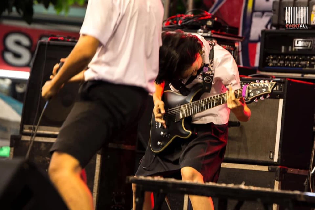 “ถ้าใจรัก เป็นหญิงก็ร็อกได้” เปิดใจ “น้องฟ้า” มือกีตาร์สาวขาร็อกแห่งวงตะโพนไทย