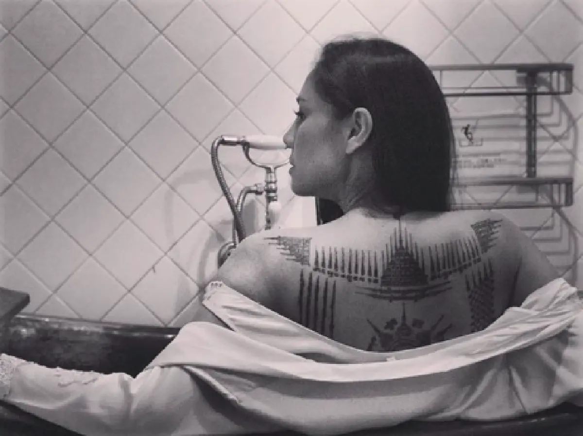 พูดได้คำเดียวว่าแซ่บ! “นก สินจัย” อวดรอยสักทางด้านพุทธคุณเต็มแผ่นหลัง