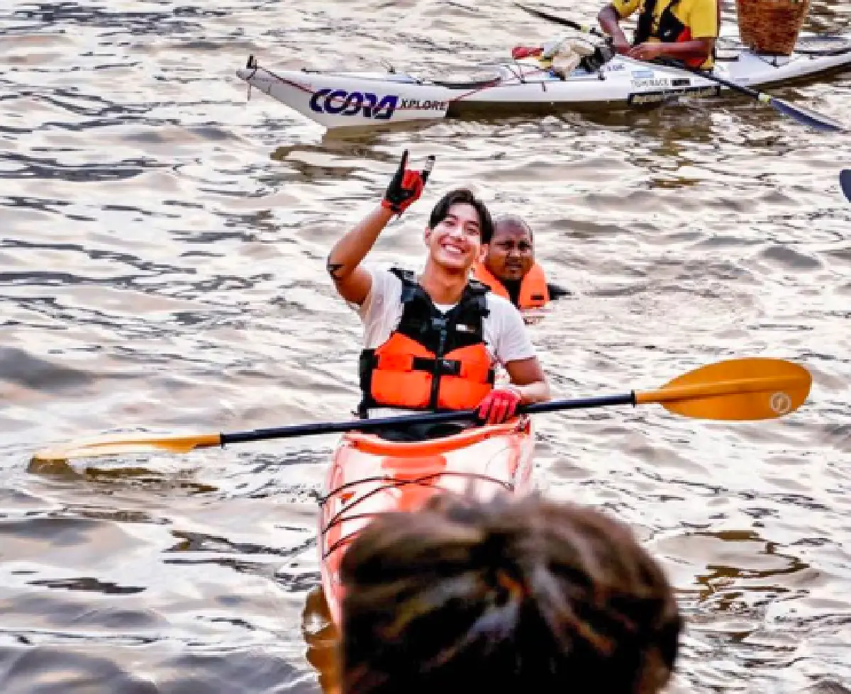 "โตโน่” หล่อรักษ์โลก! พายเรือคายัคเก็บขยะในแม่น้ำเจ้าพระยากว่า 20 กม.