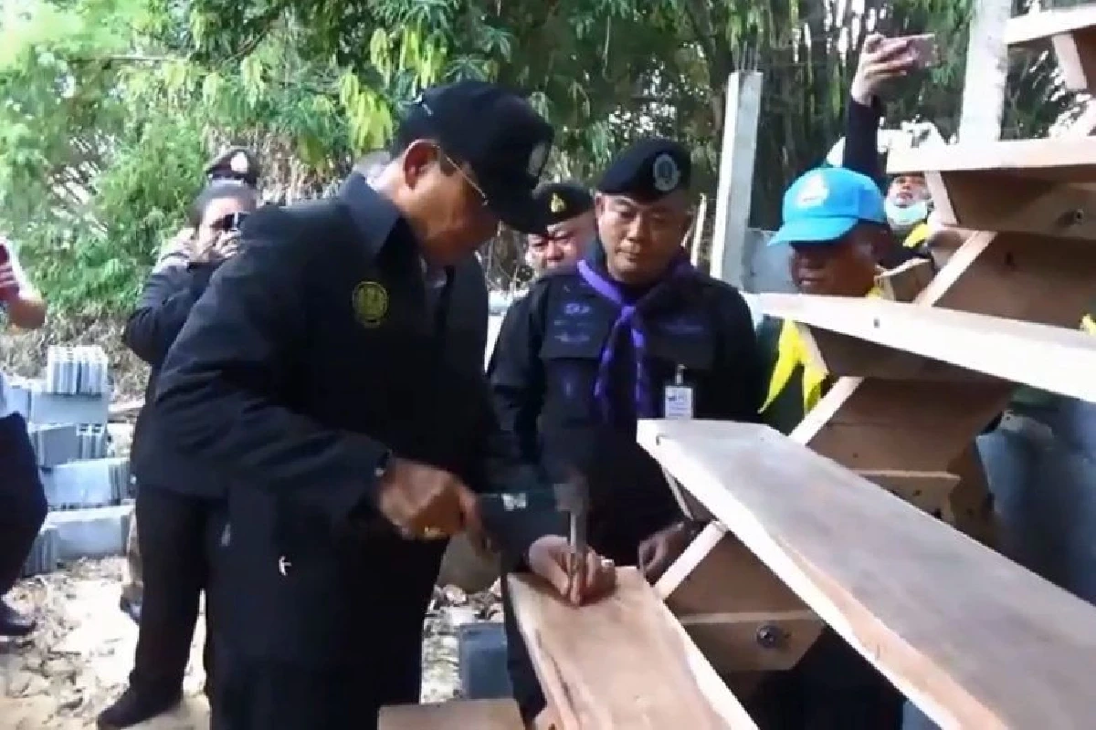 "บิ๊กตู่"โชว์ลีลาตอกตะปูซ่อมบันไดปลอบขวัญประชาชนถูกน้ำท่วม