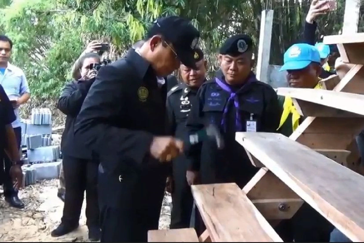 "บิ๊กตู่"โชว์ลีลาตอกตะปูซ่อมบันไดปลอบขวัญประชาชนถูกน้ำท่วม