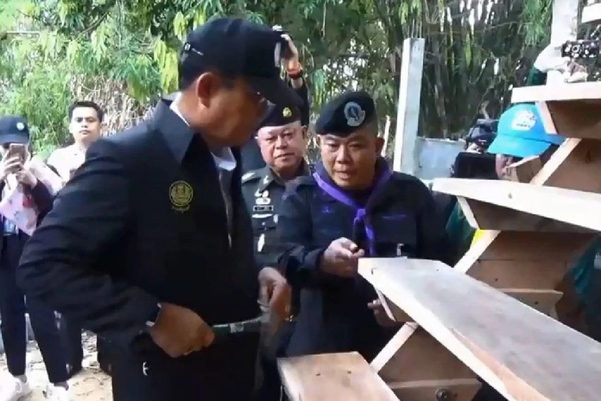 "บิ๊กตู่"โชว์ลีลาตอกตะปูซ่อมบันไดปลอบขวัญประชาชนถูกน้ำท่วม