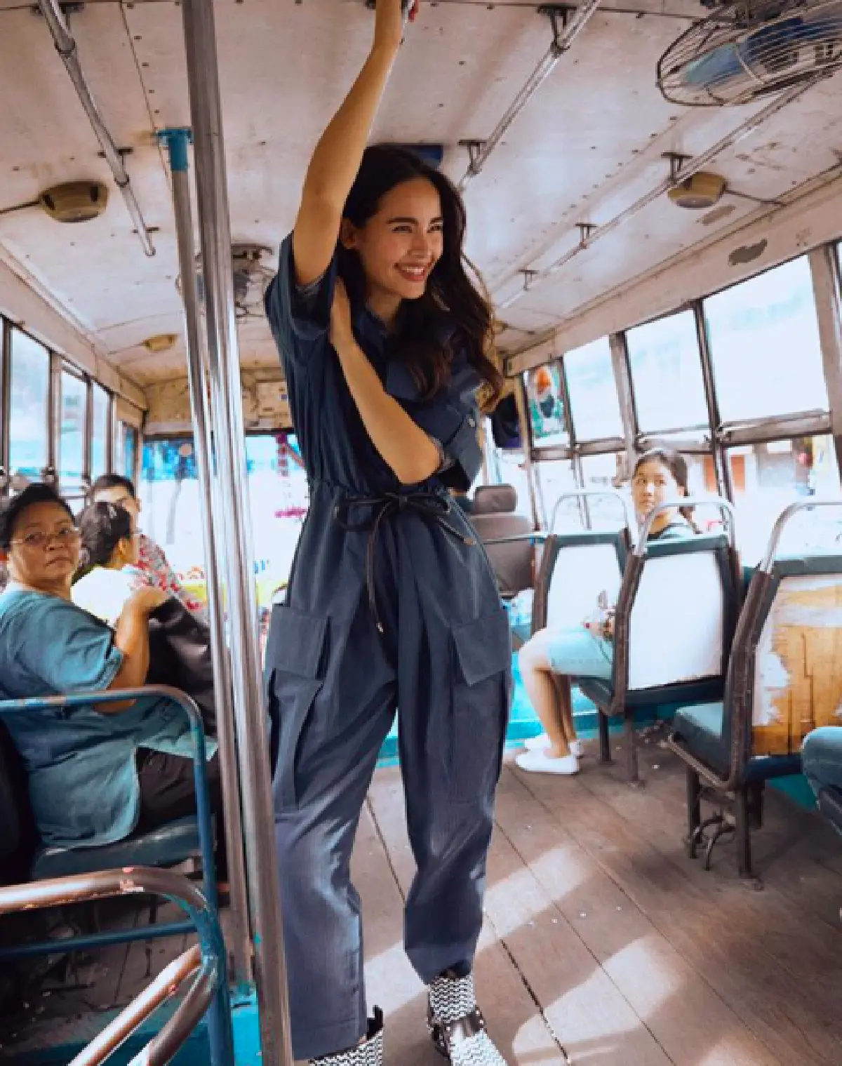 สายใจก็มา!! "ญาญ่า” โพสต์ภาพยืนโหนรถเมล์ "ณเดชน์” เข้ามาแซว หวานรุนแรงมาก